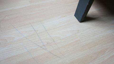 Schuhstreifen auf Linoleum- oder Steinböden? Kein Problem! Sie sind mit Margarine leicht zu entfernen. Ein Linoleumboden zeigt Schuh-Streifen unter einem Möbelbein, die zur Entfernung mit Margarine behandelt werden können.