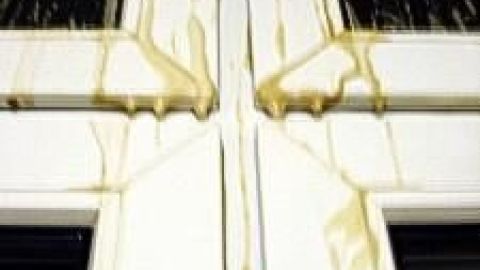 Mit diesem Tipp bekommst du Nikotin- und Teerflecken von Fenstern und Rahmen schnell wieder sauber, wie auf dem Bild zu sehen.