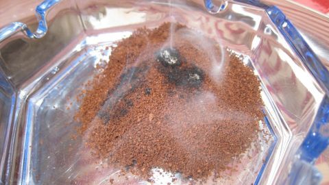 Kaffeepulver kann mehr als nur wach machen! Brenne es in einem Aschenbecher an, der Rauch vertreibt lästige Wespen. Ideal für entspannte Nachmittage im Freien. Kaffeepulver wird genutzt, um Wespen zu vertreiben, während es in einem Aschenbecher liegt und sich Rauch entfaltet.