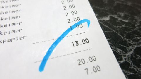 Aus Versehen einen Strich mit Filzstift auf ein wichtiges Blatt gemalt? Hier hilft Kartoffelmehl mit etwas Wasser, um ihn wieder zu entfernen. Ein Blatt Papier mit einem blauen Filzstift ist markiert, während es auf einem dunklen, glatten Untergrund liegt.