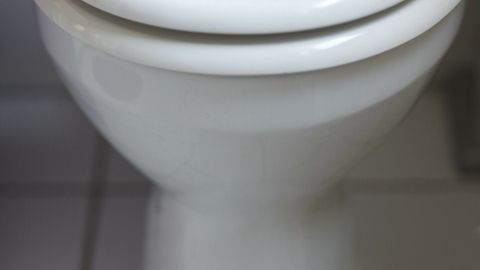 Weiße Toilette steht in einem Badezimmer, bereit für die Entfernung von hartnäckigem Kalk in nur 5 Minuten.