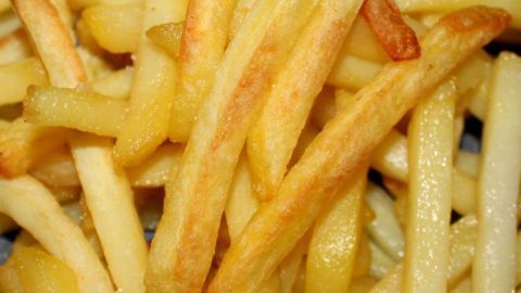 So bekommt man wenigstens hin und wieder frische, heiße, nicht ganz so matschige Pommes bei Mc Donalds. Knusprige Pommes frites liegen übereinander, frisch zubereitet in einem Restaurant, bereit zum Verzehr.
