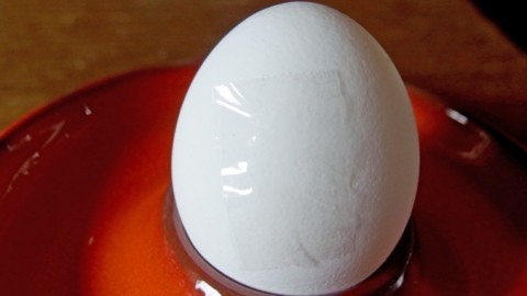 Eier mit Sprung kochen dank Tesafilm