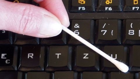 Computertastatur wieder sauber mit Glasreiniger & Q-Tips