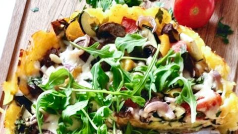 Rucola-Champignon-Tarte bringt frische Zutaten und herzhaften Geschmack auf deinen Tisch – probiere das Rezept für ein besonderes Highlight! Rucola-Champignon-Tarte: Frisch gebackene Tarte mit Rucola, Champignons und buntem Gemüse – perfekt für ein leichtes Mittagessen.