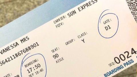 Ein Boarding-Pass zeigt Details zu einem Flug mit Sun Express, einschließlich Flugzeit und Datum, am Flughafen.