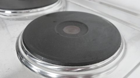 Eine dunkle Herdplatte liegt sauber und glänzend in einem modernen Küchenumfeld, bereit für die Reinigung mit Petroleum.