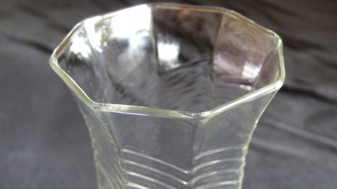 Kalkränder in Glasvasen vorbeugen mit abgekochtem Blumenwasser