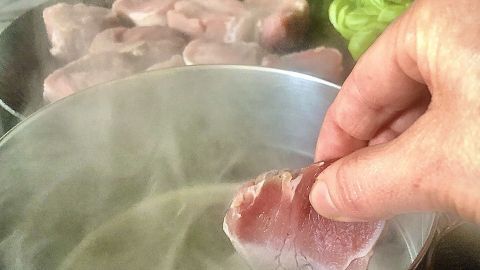 Fleisch richtig saftig braten: Zuerst in kochendes Wasser