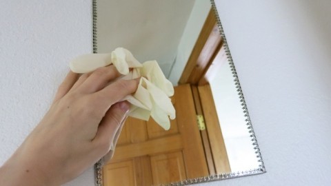 Spiegel mit Gummihandschuhen streifenfrei
