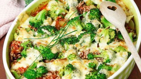 Im Auflauf befinden sich Hackfleisch und Brokkoli, die zusammen gebacken werden, um ein herzhaftes Gericht zu kreieren.