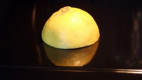 Backofengerüche mit Zitronen vertreiben