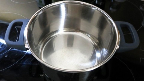 Angebranntes Öl aus Kochtöpfen entfernen