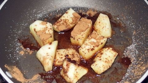 Äpfel kann man auch heiß, mit Zimt und Zucker, genießen. In einer Pfanne braten Apfelstücke mit Zimt und Zucker, während sie in geschmolzener Butter karamellisieren.
