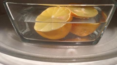 Mit Zitronenhälften und Wasser im Glasbehälter wird jede Mikrowelle schnell sauber und riecht wieder frisch.