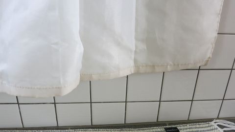 Graubraunen Rand am "Rändelband" des Duschvorhangs, ohne diesen abnehmen zu müssen, sauber bekommen.