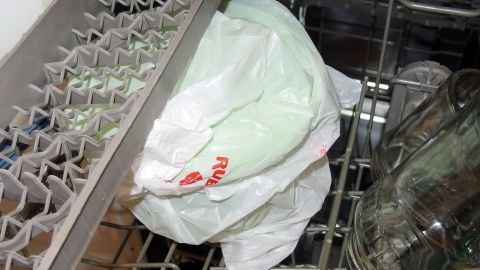In der Spülmaschine kannst du Lebensmittel sicher auftauen. Die Hitze und der Wasserdampf sorgen dafür, dass das Essen gleichmäßig und hygienisch auftaut, während du gleichzeitig deine Geschirrspülmaschine nutzt. Eine Plastiktüte mit gefrorenem Inhalt liegt im Geschirrspüler und taut auf, um das Geschirr zu reinigen.