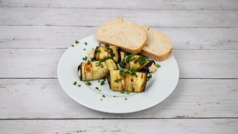 Diese gefüllten Auberginenröllchen sind ein leichtes, mediterranes Gericht, das nicht nur optisch überzeugt, sondern auch lecker und einfach nachzumachen ist.