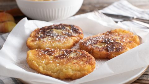 Übrig gebliebenen Kartoffelbrei vom Vortag kannst du schnell und einfach für ein leckeres Dessert verwerten.