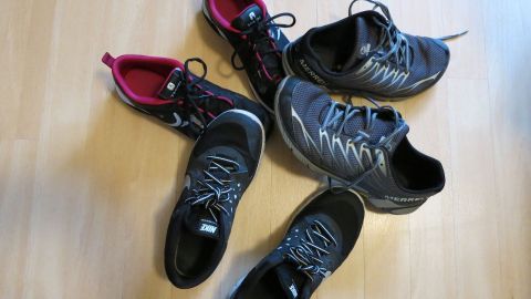 Manche Turnschuhe halten einiges aus, trotzdem sollen sie immer strahlend sauber sein - nicht ganz einfach. Außer, man reinigt sie, wie in diesem Tipp.