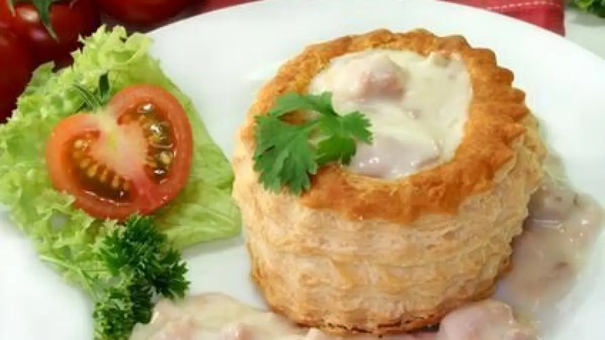 Schnelles Ragout Fin: Bl&auml;tterteigpastete mit cremiger F&uuml;llung, serviert mit frischem Salat f&uuml;r ein unkompliziertes Mittagessen.
