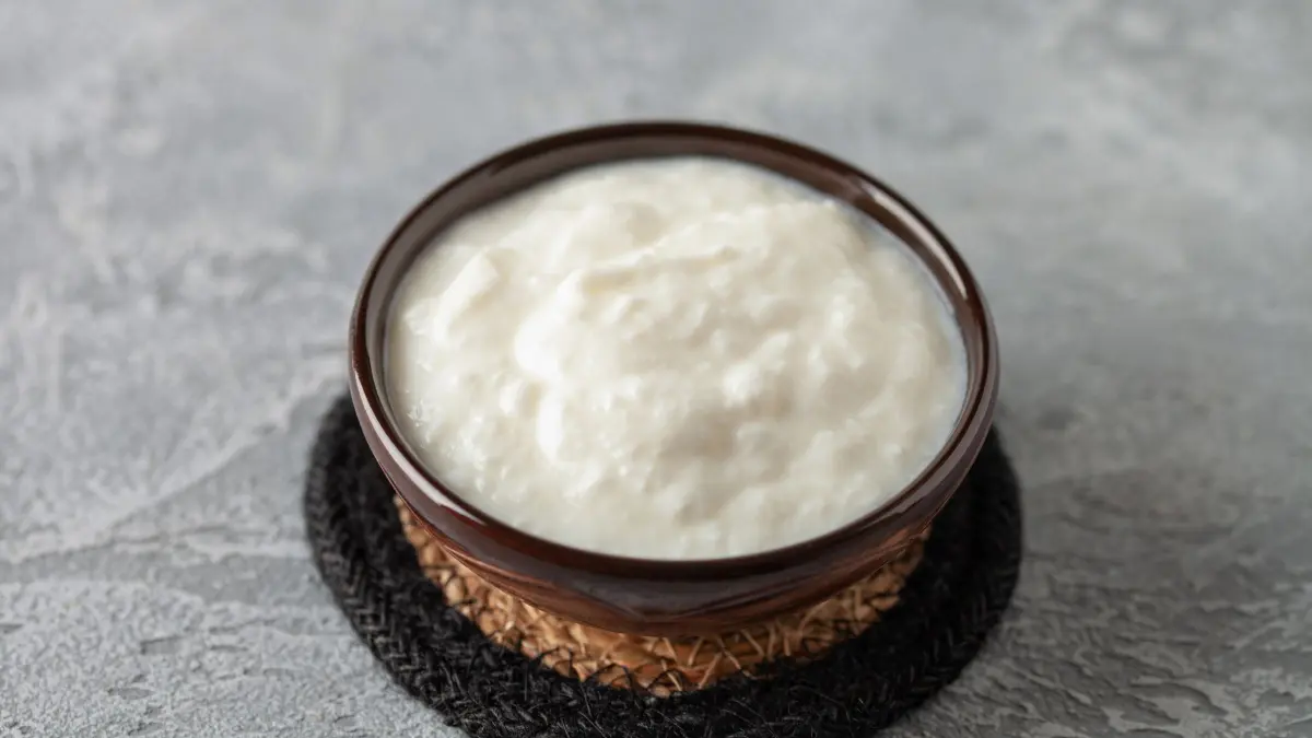 Schwedenmilch oder Dickmilch kannst du mit unserem Rezept mit wenigen Zutaten einfach selbst herstellen.
