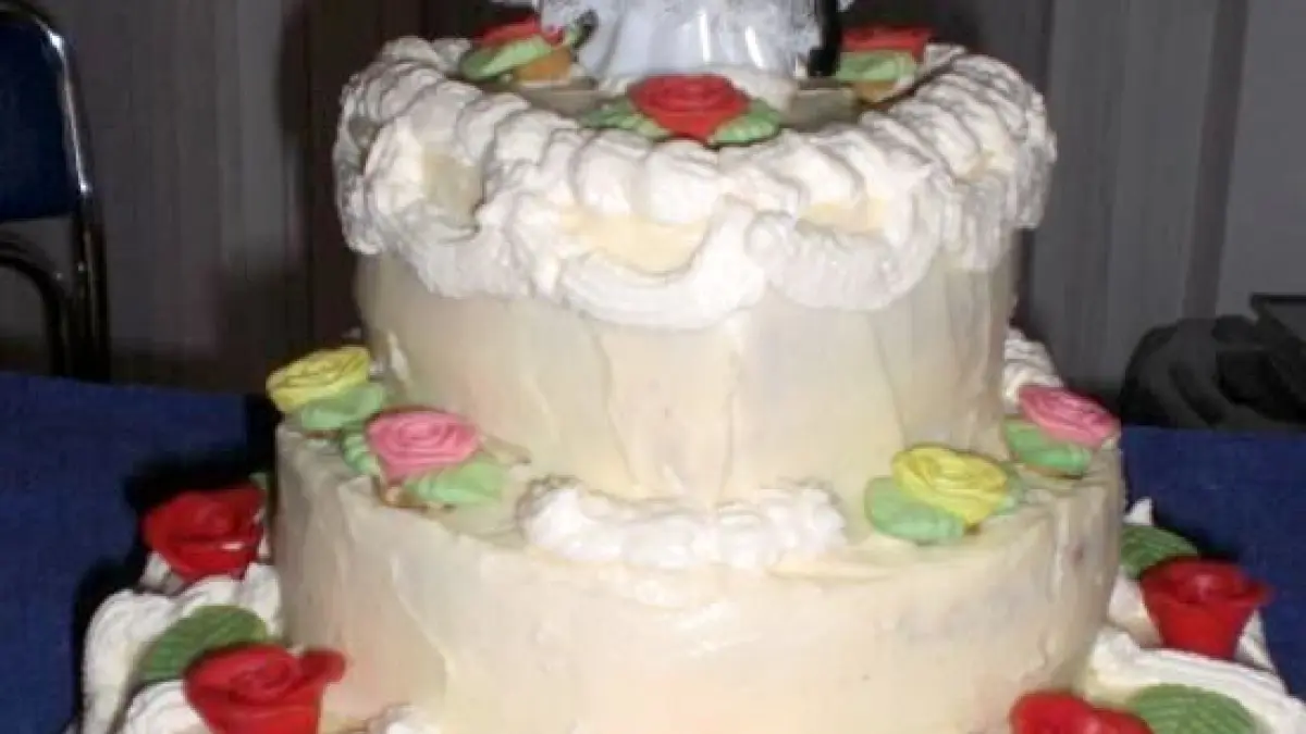 Wei&szlig;e Schokoladensahne statt Buttercreme: Diese Hochzeitstorte zeigt, wie locker und fest Sahnef&uuml;llungen kombiniert werden k&ouml;nnen.