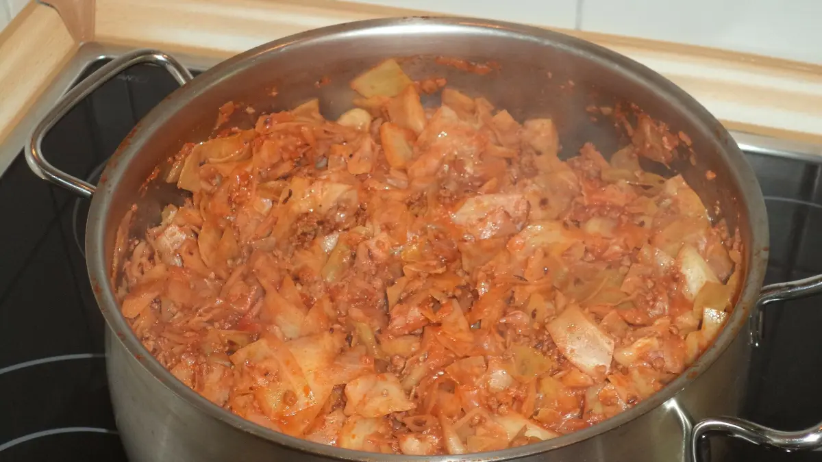 Schmorkohl mit Kartoffeln: Herzhaftes Wohlf&uuml;hlessen direkt aus dem Topf, schnell gemacht und perfekt f&uuml;r kalte Tage.