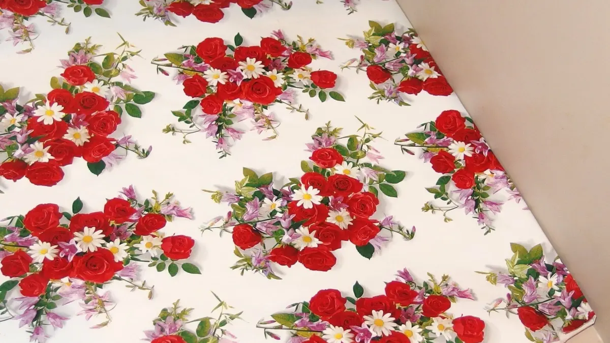 K&uuml;chenschr&auml;nke sind mit Geschenkpapier in Blumenmuster ausgekleidet, um das Interieur aufzufrischen und zu dekorieren.