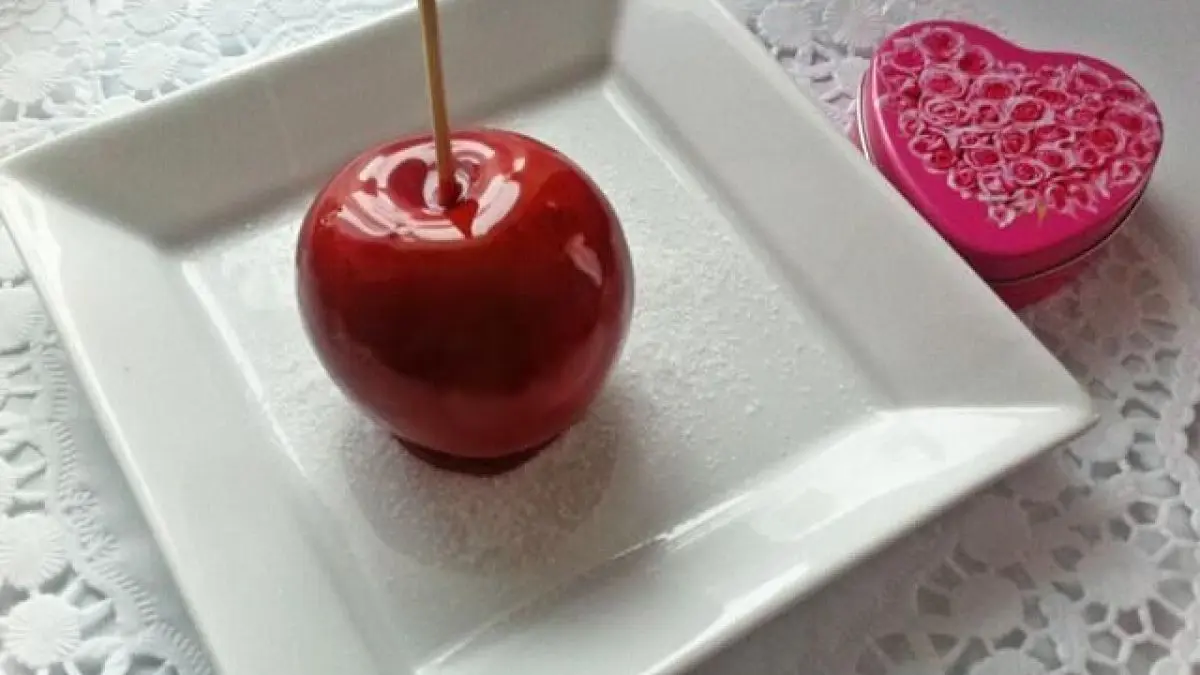 So einfach machst du deinen eigenen Liebesapfel: Roter Glanz, zarter Karamell, ein echter Hingucker auf dem wei&szlig;en Teller.