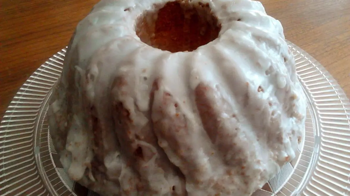 Saftiger Zitronenkuchen mit Zuckerguss: So schnell und einfach gelingt dir dieser Klassiker aus dem Artikel einfacher zitronenkuchen.
