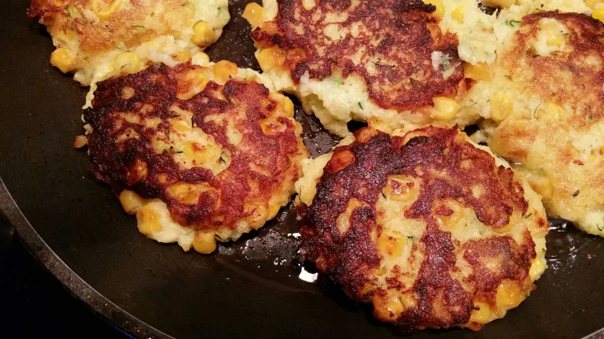 Aus Kartoffelresten werden goldbraune Bratlinge &ndash; einfach in der Pfanne braten und eine leckere Resteverwertung genie&szlig;en.