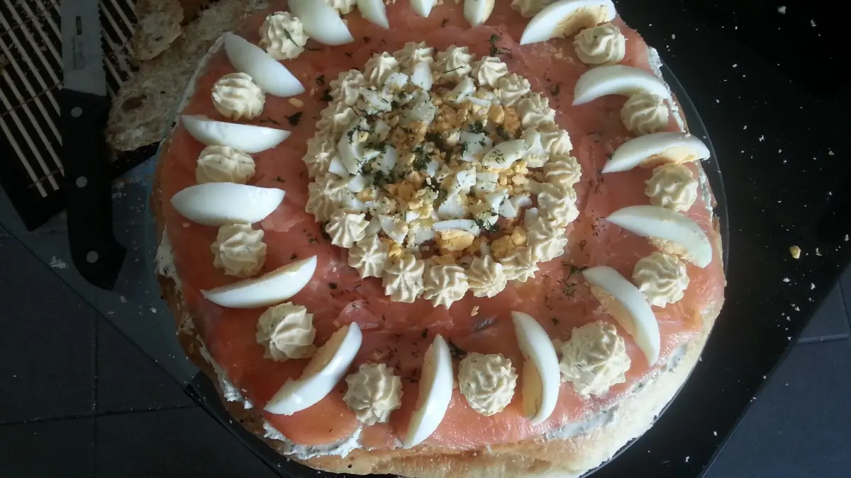 Diese dekorative Lachstorte beeindruckt mit R&auml;ucherlachs, Ei und cremigen Tupfen &ndash; perfekt f&uuml;r festliche Buffets und Brunch.
