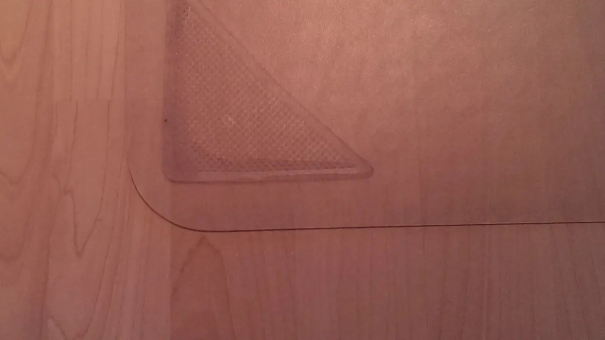Eine Anti-Rutsch-Pad liegt auf einem Laminatboden und verhindert das Verrutschen von M&ouml;beln oder Teppichen.