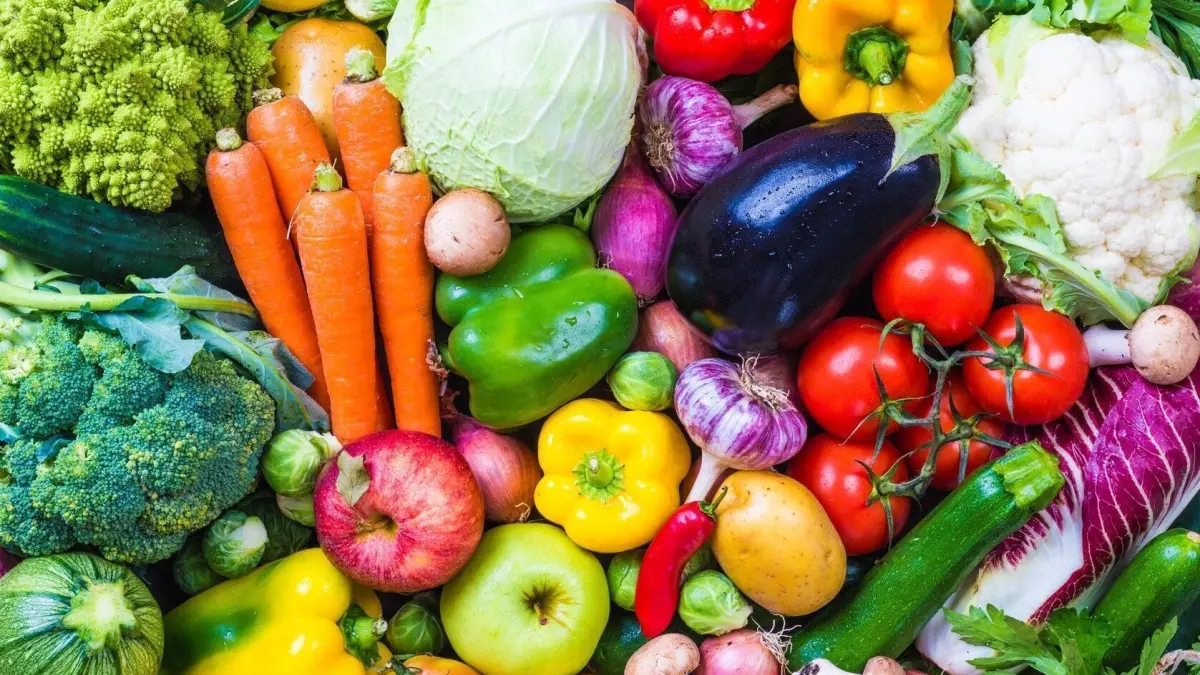 Frisches Obst und Gem&uuml;se liegt bunt verteilt auf einer Unterlage, bereit zum Waschen, um hygienisch zubereitet zu werden.