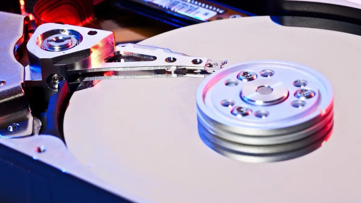 Eine Festplatte zeigt ihren offenen Zustand, w&auml;hrend die Schreib-/Lesekopfbewegung die rotierenden Platten erfasst. Neodym-Magnete sind entscheidend f&uuml;r die Funktion.
