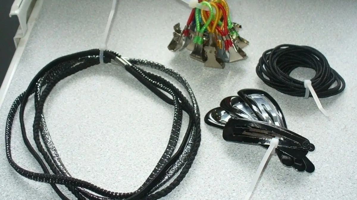 Kabelbinder umschlie&szlig;en verschiedene Kabel und werden auf einer Oberfl&auml;che zum Organisieren von Kabeln verwendet.
