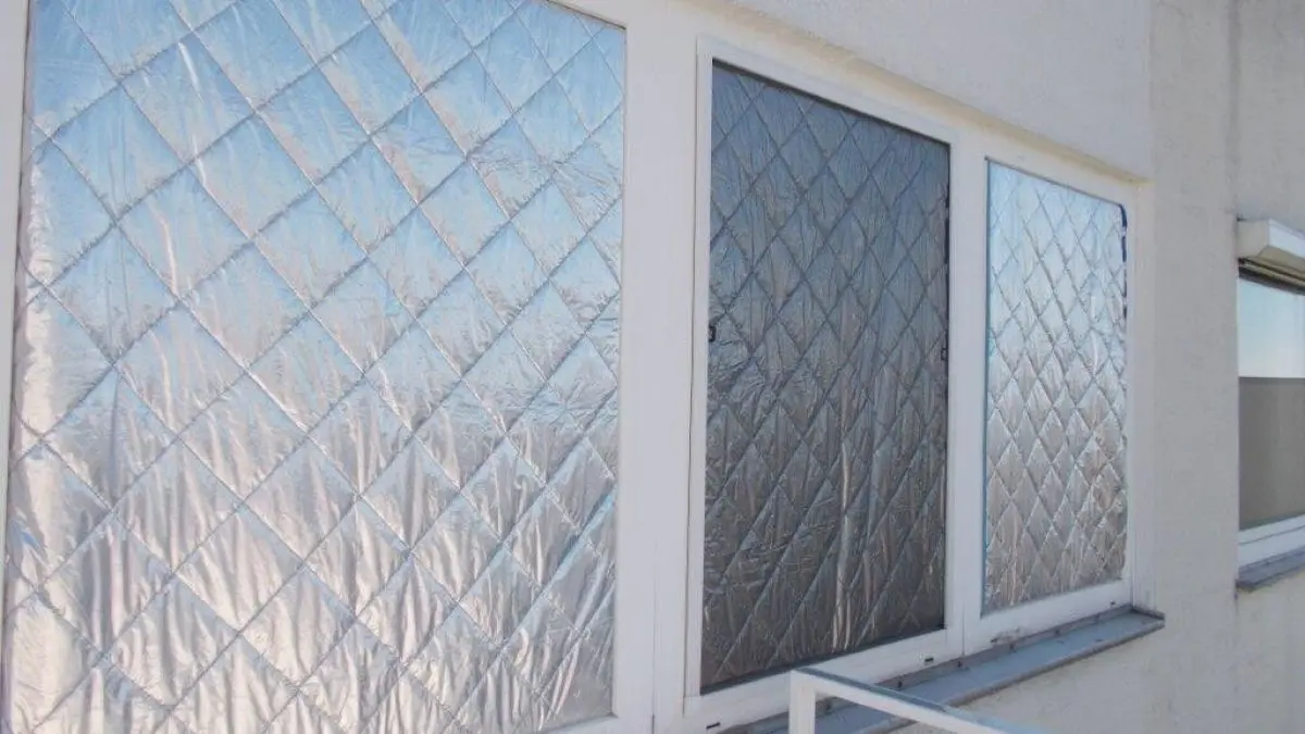 Geeignete Fenster mit reflektierenden Folien blockieren Sonnenlicht und sch&uuml;tzen den Innenraum vor &Uuml;berhitzung.