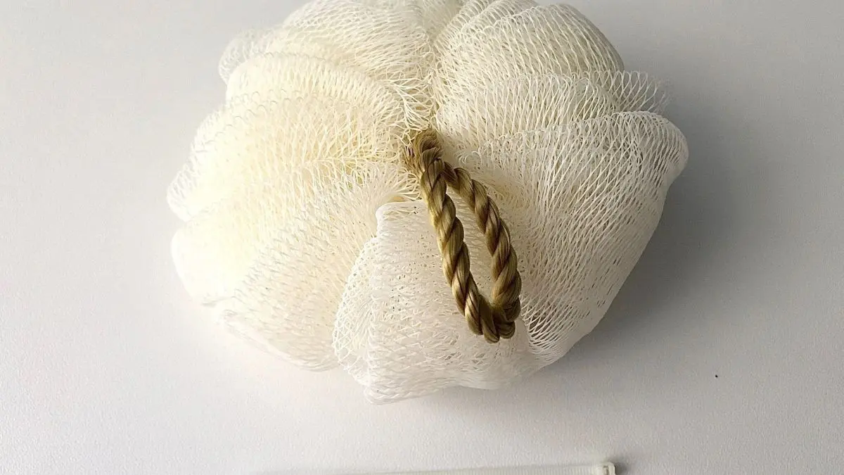 Ein Waschpuschel liegt oben mit einem Kabelbinder daneben, bereit zur Sicherung, in neutralem Raum ohne weitere Objekte.