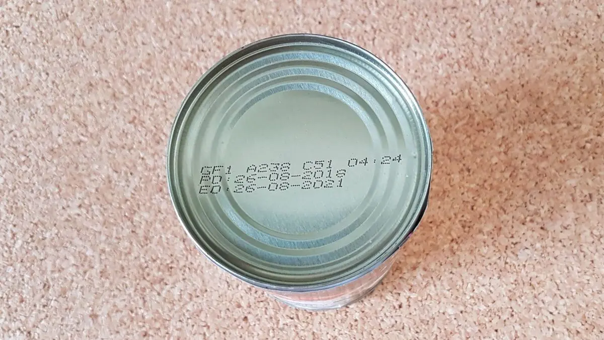 Eine geschlossene Dose steht auf einer Tischoberfl&auml;che, die die Dosentomaten sch&uuml;tzt. Die Oberseite ist unbeschriftet.