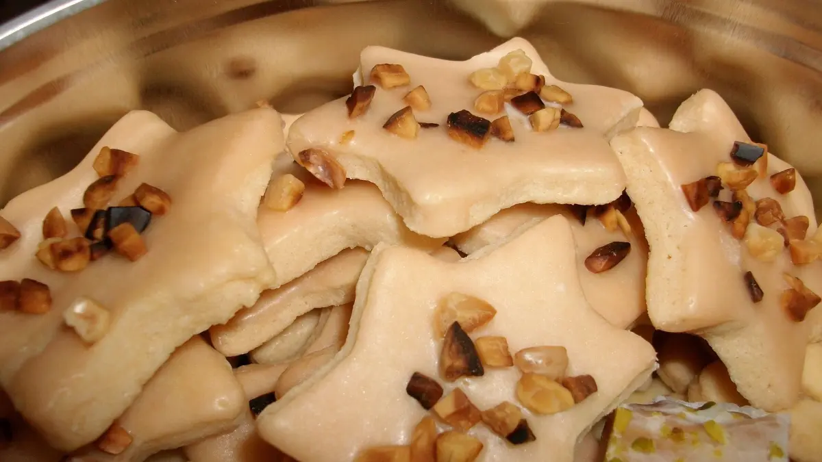 Rum-Sterne-Pl&auml;tzchen: Zarte Kekse mit Rumglasur und Haseln&uuml;ssen, perfekt f&uuml;r deine festliche Keksdose