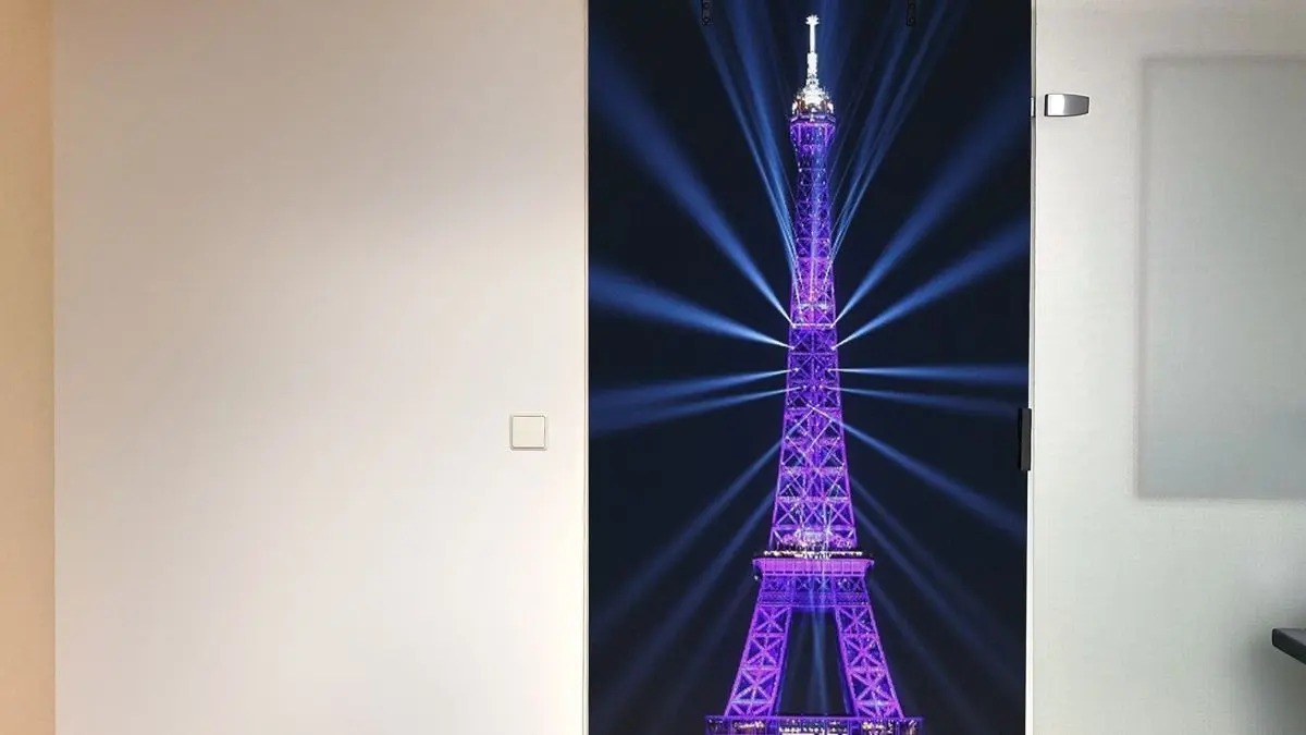 Eine Verdunkelungst&uuml;r auf Rollen zeigt den leuchtend lila Eiffelturm, der in einem modernen Raum als Dekoration dient.