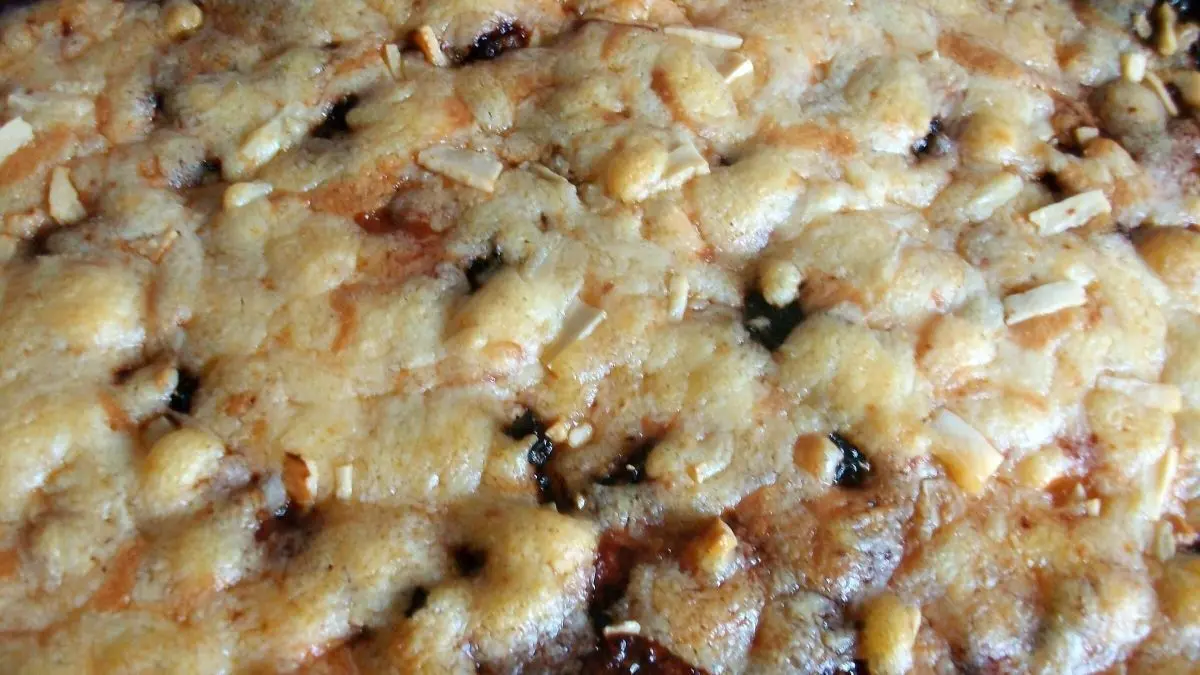 Ein goldbrauner, geschmolzener K&auml;se &uuml;ber einer Zucchini-Auberginen-Mischung in einem Auflauf, frisch aus dem Ofen.