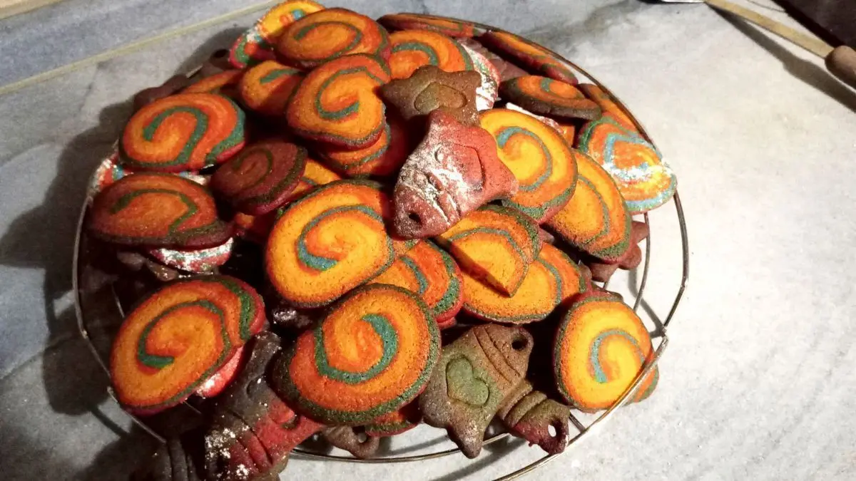 Bunte Regenbogen-Pl&auml;tzchen sorgen f&uuml;r Farbe auf dem Pl&auml;tzchenteller und sind mit einfachen Zutaten schnell gebacken.