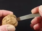 Walnüsse knacken - kinderleicht mit einer Nagelfeile
