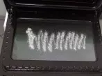 Backofen-Sichtfenster mit Soda reinigen