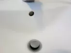 Kalkschmutz am Waschbecken-Überlaufloch