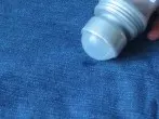 Fleck auf Kleidung mit Deoroller entfernen
