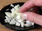 Zwiebeln schneiden: Was tun gegen stinkende Finger?