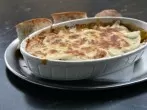 Gyros in Metaxasoße mit Käse überbacken